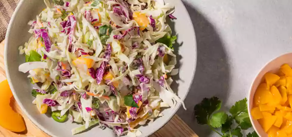 Ensalada de Col Piquante Hecha con Duraznos con Hueso Adherido de California