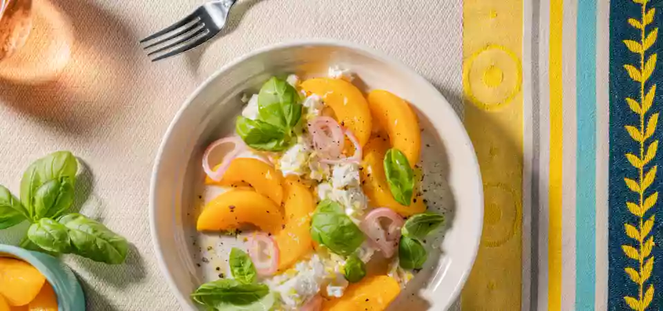 Ensalada de Durazno con Hueso Adherido de California, Queso de Cabra, Limón Rallado, Chalotes, y Albahaca Fresca