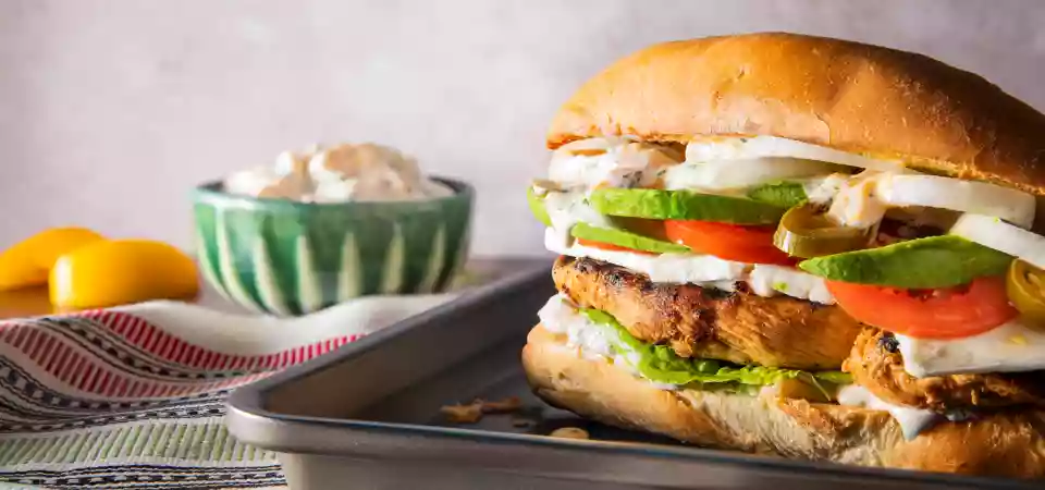 Torta de pollo con adobo de durazno y mayonesa de cilantro y durazno