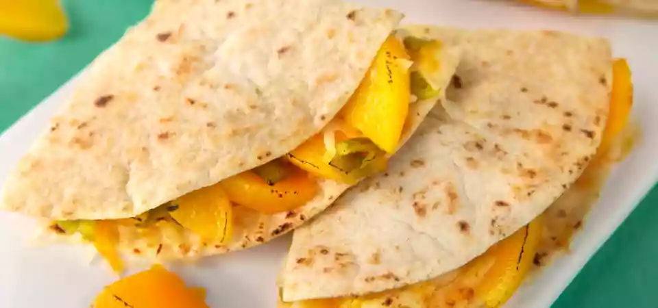 Quesadillas Hechas con Duraznos con Hueso Adherido de California