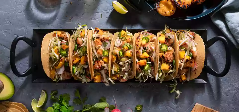 Tacos de Camarones Tailandeses Hechos con Duraznos con Hueso Adherido de California