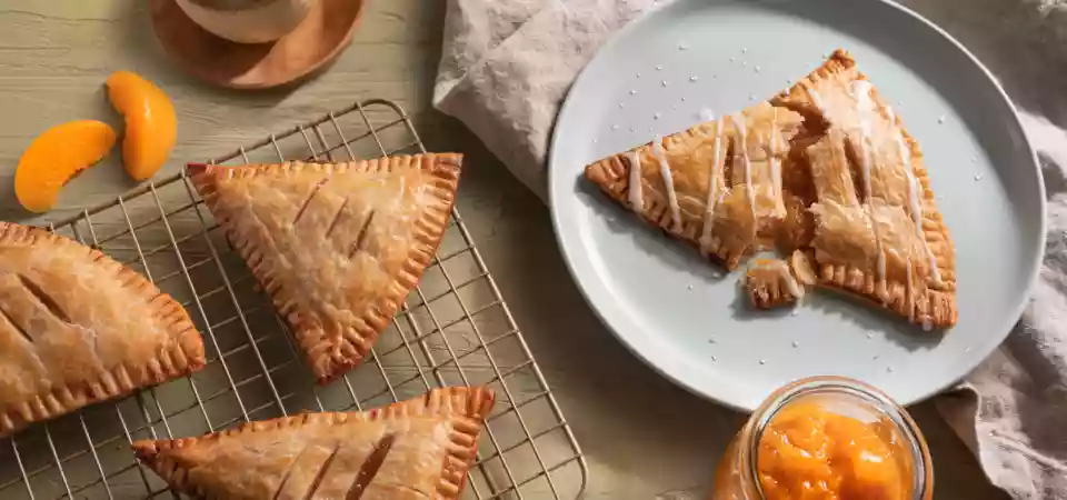 Empanadas Hechas con Duraznos con Hueso Adherido de California