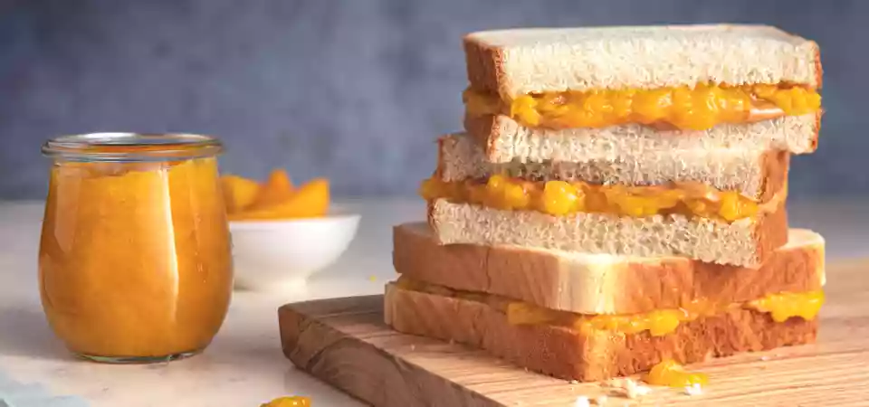 Sandwiches de Mermelada Hechos con Mantequilla de Cacahuete y Duraznos con Hueso Adherido de California