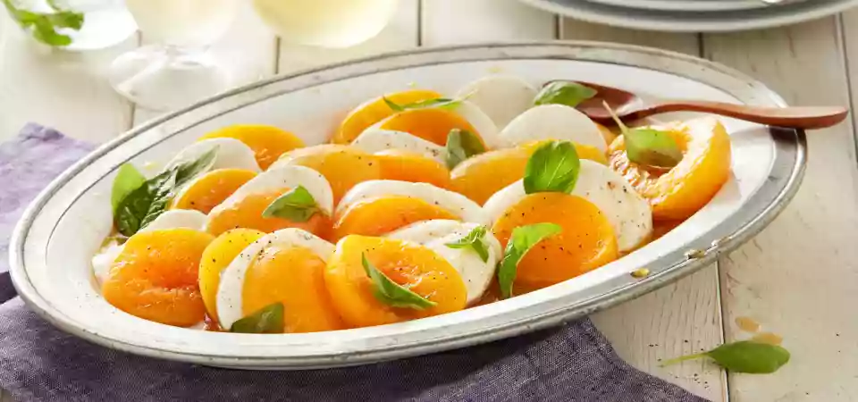 Ensalada Caprese con Vinagreta Picante y Duraznos con Hueso Adherido de California