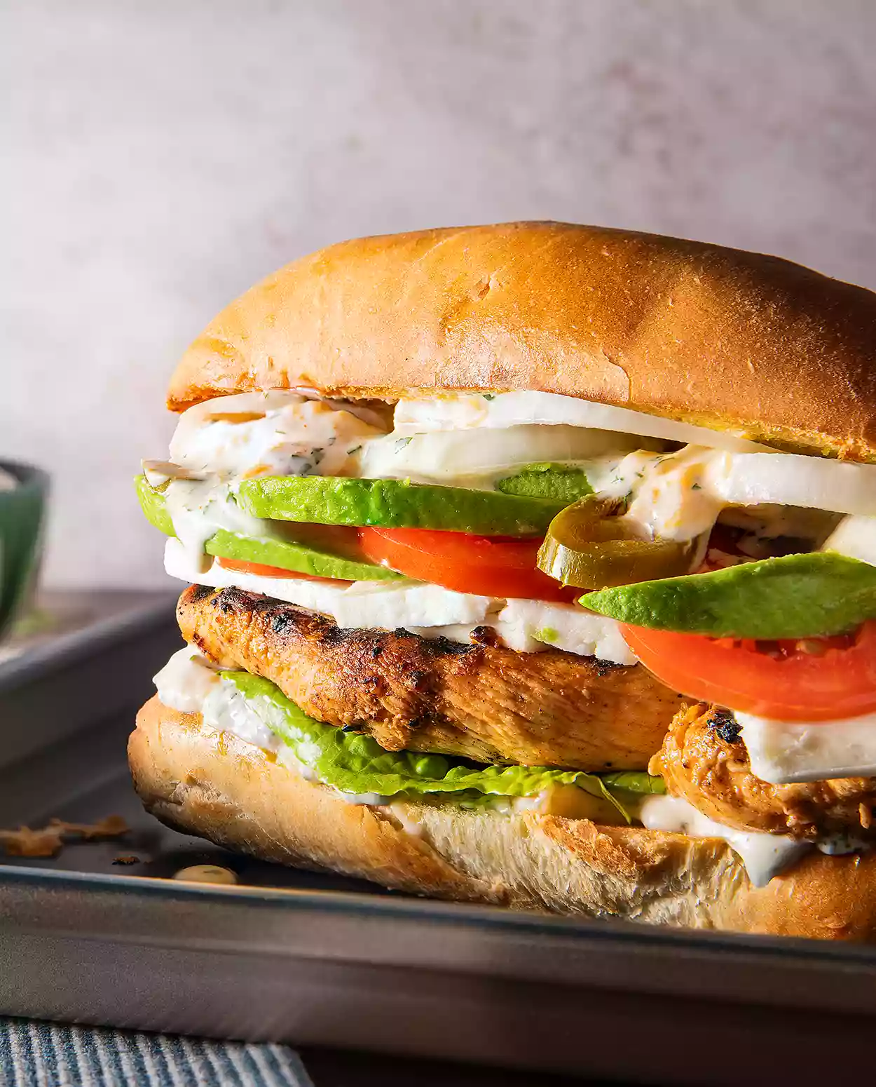 Torta de pollo con adobo de durazno y mayonesa de cilantro y durazno